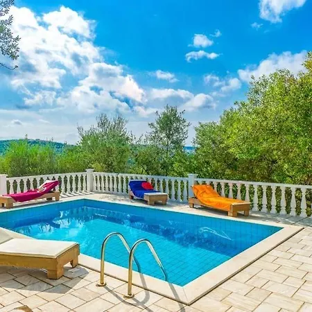 Gianoulaiika Sleeps 6 Pool Air Con Wifi