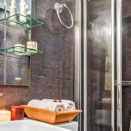 Gianoulaiika Sleeps 6 Pool Air Con Wifi